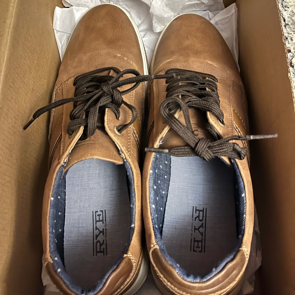 RYE BY HAWKER RYE

Gunmut Nubuck Banded Low Top Sneaker
10.5 | Brown